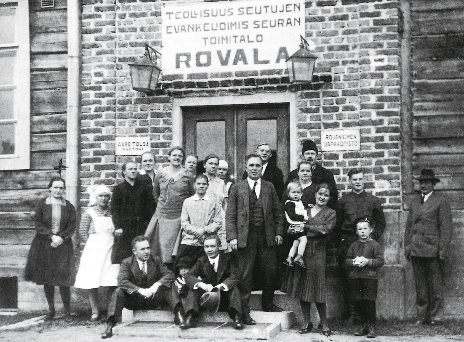 Aaro Tolsa (1895–1951) oli suomalainen luterilainen pappi ja yhteiskunnallinen vaikuttaja, joka tunnetaan erityisesti työstään Lapin metsätyömiesten parissa 1920–1930-luvuilla. Hän oli myös Rovalan Setlementin ensimmäinen toiminnanjohtaja. Aaro Tolsa kirjoitti teoksen Ihmisen nälkää (1945), jossa hän kuvaa pohjoisen elämää ilman kirkkoa ja saarnatuolia, korostaen hengellisen työn merkitystä yhteiskunnassa.