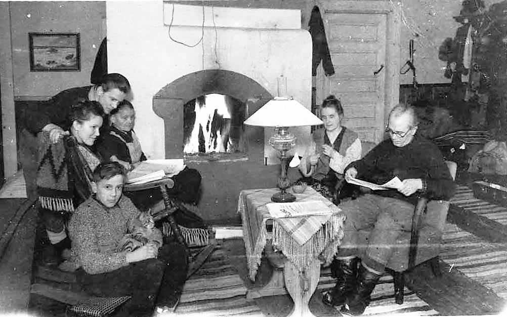 Aaro Tolsa perheensä parissa. Vuosina 1923–1939 Tolsa vieraili 431 metsätyömaalla ja piti 1080 esitelmää tai hartautta. Kuulijoita kirjattiin kaikkiaan 44 944. Kiertävä pappi ei päässyt kenttätyössään helpolla. Nihkeä vastaanotto, kurjat kulkuyhteydet, alkeelliset asuinolot ja hyiset talvet eivät pysäyttäneet asiaansa uskonutta pastoria.