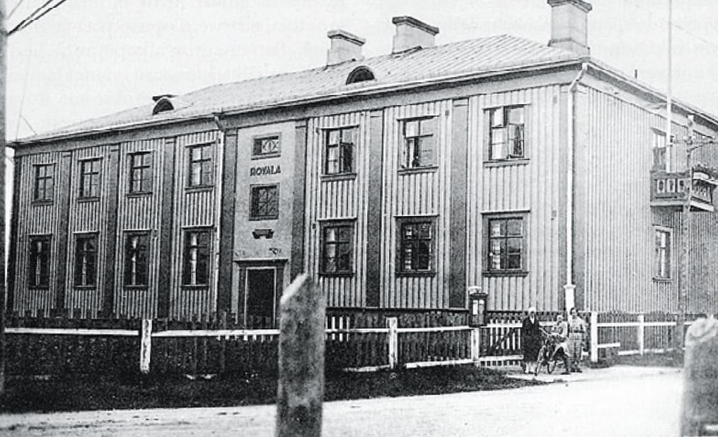 "Jätkien Kirkko" Rovalan talo Rovaniemellä. Kun nurkkia kierrelleet jätkät rohkenivat viimein sisään, talo oli täynnä yötä päivää. Vuonna 1936 Rovala kirjasi 7789 ilmaista yöpymistä ja 7200 ilmaista ateriaa. Tolsa perusti Rovalaan myös työnvälityksen. Vuonna 1938 sieltä välitettiin 7771 työnpaikkaa. Vilkkaampi toimisto löytyi vain Helsingistä. Metsätyöntekijöiden asema koheni rutkasti, ja Tolsa nousi jätkien arvoasteikossa samaa vauhtia. Johtajaa kutsuttiin jätkien papiksi ja Rovalaa jätkien kirkoksi. Sinne astui moni sellainenkin, joka ei uskonut kuin omiin, pihkaisiin näppeihinsä. Tolsa hoiti kutsumustaan tinkimättä arvoistaan.